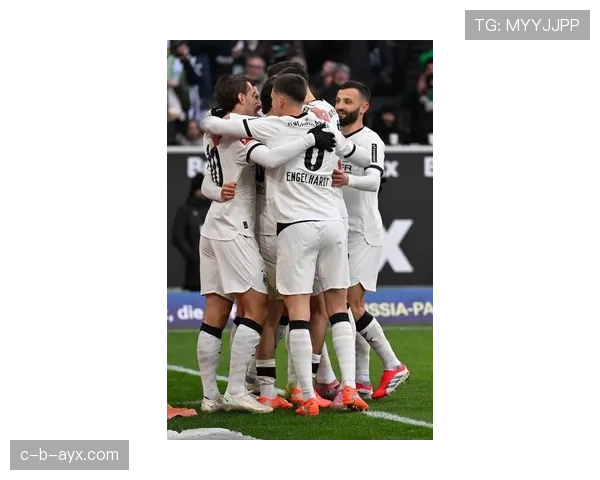 德甲新赛季揭幕战点燃奔驰球场，激情对决引爆球迷热情