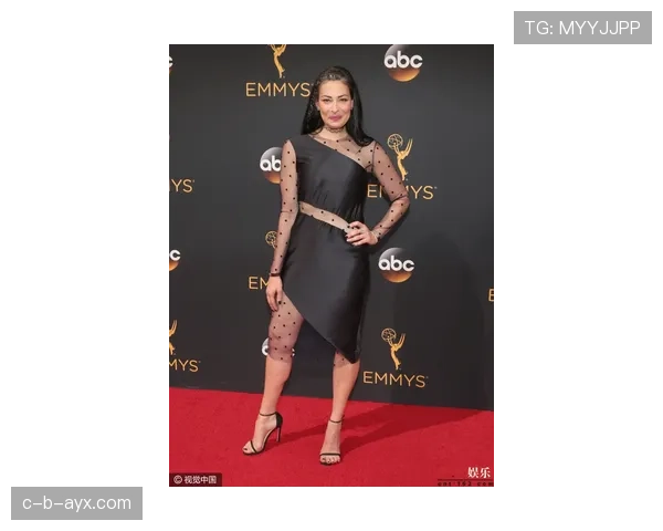 崔家溪红毯礼服拎塑料外卖袋，这反差把我笑懵了